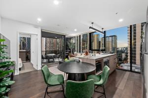 Bright and Modern Apt with Balcony, King Bed and Parking