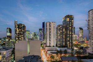 Bright and Modern Apt with Balcony, King Bed and Parking