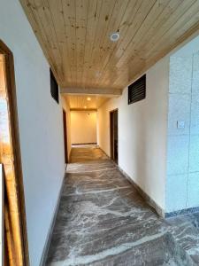 Hotel Suraj Inn ,near Hadimba Devi Temple ! Rooftop Restaurant ! Personal Parking