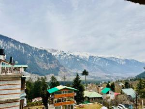 Hotel Suraj Inn ,near Hadimba Devi Temple ! Rooftop Restaurant ! Personal Parking