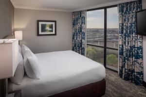 Junior King Suite with Seating Area room in Hilton Arlington