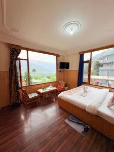 Hotel Suraj Inn ,near Hadimba Devi Temple ! Rooftop Restaurant ! Personal Parking