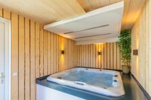 Große Familienvilla mit privat innen Jacuzzi & Sauna