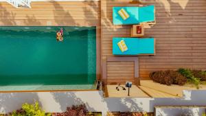 ELIVAAS privé The Royce Daisy Ultra-Luxe 4 BHK Villa with Pvt Heated Pool, Jacuzzi, Steam Room & Hill Views