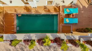 ELIVAAS privé The Royce Daisy Ultra-Luxe 4 BHK Villa with Pvt Heated Pool, Jacuzzi, Steam Room & Hill Views