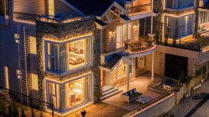 ELIVAAS privé The Royce Daisy Ultra-Luxe 4 BHK Villa with Pvt Heated Pool, Jacuzzi, Steam Room & Hill Views