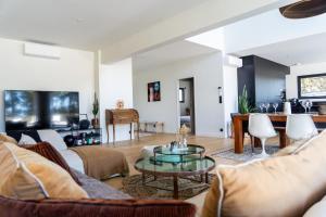 "ROOF TOP ET OCEAN" Villa dArchitecte, haut de gamme, 207 m2 habitables, 6 à 8 personnes, piscine chauffée, Roof Top vue Port et Océan, accès littoral à pied