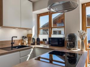 ALPINESTAY #1 - Apartment für 6 - Bergblick, Balkon, Kamin, Kino, Yoga, Parkplatz