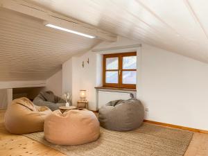 ALPINESTAY #1 - Apartment für 6 - Bergblick, Balkon, Kamin, Kino, Yoga, Parkplatz