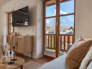ALPINESTAY #1 - Apartment für 6 - Bergblick, Balkon, Kamin, Kino, Yoga, Parkplatz
