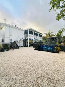 Large Coastal Home in the Heart of the Entrance! Sleeps 18