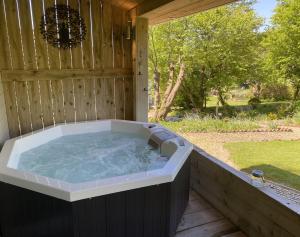 A Detached Garden Lodge, Hot Tub, Heating, WiFi & Parking