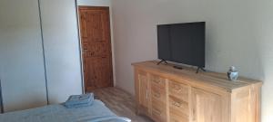 nedlagt gård i naturen med ro og fred og samtidig tæt på strand og fiskeri og indkøbsmuligheder