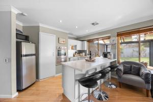 Relaxed Coastal Living with Poolside Bliss - Mullaloo