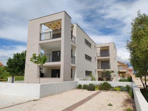 Seaside Serenity "Rosé" with pool, 150m from sea