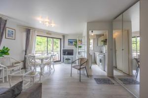 Apartment with parking and balcony near the beach