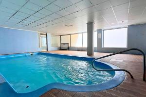 Bright flat 50m from the beach with swimming pool and car park