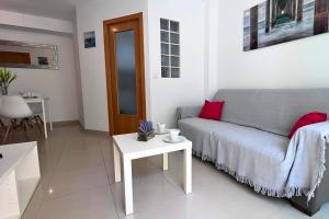 Bright flat 50m from the beach with swimming pool and car park