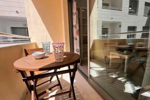 Bright flat 50m from the beach with swimming pool and car park