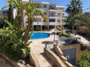 Stylish 1BR Apt With Pool - Near Mall, Restaurants & Shops - 3hvězdičkové hotely ve městě Paphos