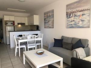 Stylish 1BR Apt With Pool - Near Mall, Restaurants & Shops
