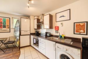 Inviting 1-Bed Flat with Patio near Lochend Park