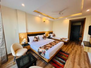 Hotel Pinerock & Cafe, Mussoorie - Mountain View luxury Rooms with open Rooftop Cafe