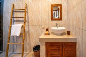 Stylish 3 BR Villa Near Canggu