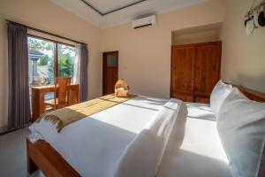 Stylish 3 BR Villa Near Canggu