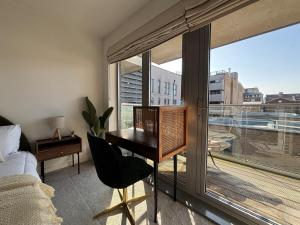 NEW Modern 2-Bed Riverside Flat with Balcony SW11