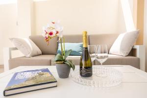 Domusmeralda - Corallo - Appartamento con Giardino, Piscina e vista Mare