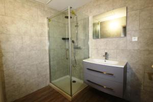 20 min Puy du F ou maison entiere 3 chambres 9 personnnes MAULEON