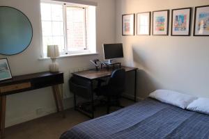 London Suburbia, a Stylish 2Bed with Garden & Parking