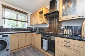 London Suburbia, a Stylish 2Bed with Garden & Parking