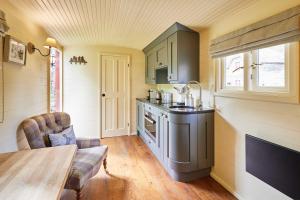 Host & Stay - Guards Van