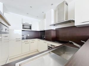 Beachfront 2-bedroom apartment with balcony