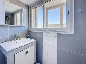 Beachfront 2-bedroom apartment with balcony