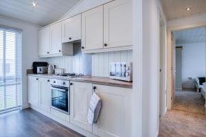 Swallow Lodge - 3 Bedroom Lodge - Wisemans Bridge