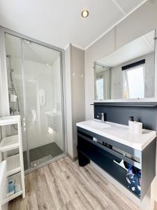 Maisons de vacances Charmant Bungalow Neuf Terrasse Jardin au calme : photos des chambres