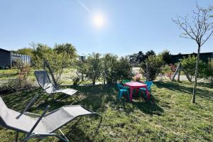 Maisons de vacances Charmant Bungalow Neuf Terrasse Jardin au calme : photos des chambres