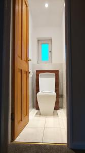 Single room with private sitting room near station