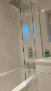 Single room with private sitting room near station