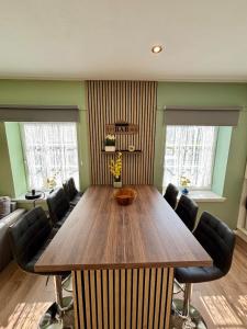 The Wheel House - Private Front door and Free Parking