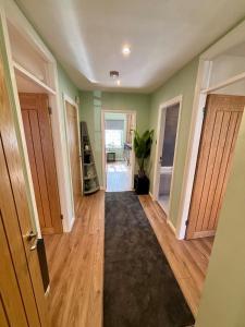 The Wheel House - Private Front door and Free Parking