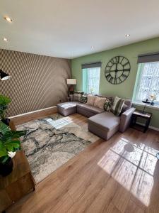 The Wheel House - Private Front door and Free Parking