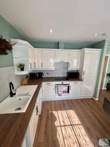 The Wheel House - Private Front door and Free Parking