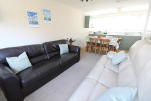 Penderic - 3 Bedroom Cowes Stay with Balcony & Panoramic Solent Views Close to Shops, Cafés, Sailing Clubs & Beach