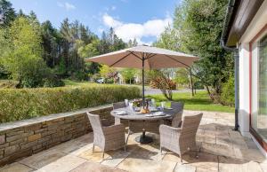 Large home to sleep 8 in Kenmare. Free use of pool onsite