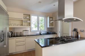 Large home to sleep 8 in Kenmare. Free use of pool onsite