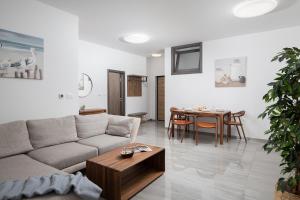 Modern City Center Apartment